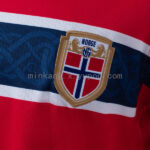 camiseta-noruega-primera-equipacion-mundial-2026-escudo
