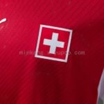 camiseta-suiza-primera-equipacion-mundial-2026-escudo