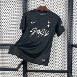 camiseta-tottenham-hotspur-stray-kids-segunda-equipacion-2025-2026