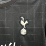 camiseta-tottenham-hotspur-stray-kids-segunda-equipacion-2025-2026-escudo camiseta-tottenham-hotspur-stray-kids-segunda-equipacion-2025-2026-escudo