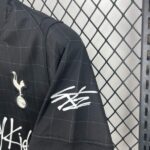 camiseta-tottenham-hotspur-stray-kids-segunda-equipacion-2025-2026-hombro camiseta-tottenham-hotspur-stray-kids-segunda-equipacion-2025-2026-hombro