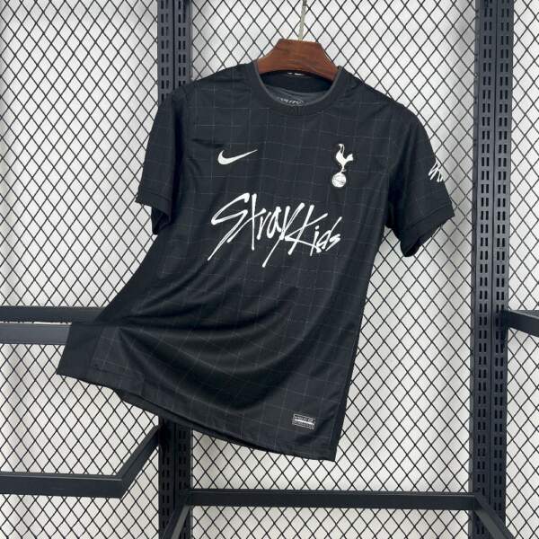 camiseta-tottenham-hotspur-stray-kids-segunda-equipacion-2025-2026 camiseta-tottenham-hotspur-stray-kids-segunda-equipacion-2025-2026