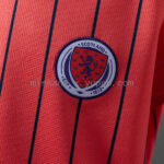 conjunto-niño-escocia-segunda-equipacion-mundial-2026-escudo