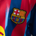 conjunto-niño-fc-barcelona-cuarta-equipacion-2025-2026-escudo