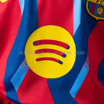 conjunto-niño-fc-barcelona-cuarta-equipacion-2025-2026-pecho