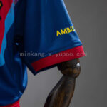 conjunto-niño-fc-barcelona-cuarta-equipacion-2025-2026-puño