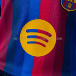 conjunto-niño-fc-barcelona-primera-equipacion-2026-2027-pecho
