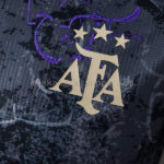 camiseta-argentina-negro-purpura-edicion-especial-2025-2026-escudo