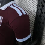 camiseta-aston-villa-primera-equipacion-version-jugador-2026-2027-puño