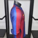 camiseta-barcelona-primera-equipacion-version-jugador-manga-larga-2026-2027-lateral