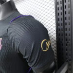 camiseta-fc-barcelona-segunda-equipacion-version-jugador-2026-2027-puño camiseta-fc-barcelona-segunda-equipacion-version-jugador-2026-2027-puño