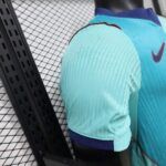 camiseta-fc-barcelona-tercera-equipacion-version-jugador-2026-2027-puño-2 camiseta-fc-barcelona-tercera-equipacion-version-jugador-2026-2027-puño-2