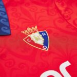camiseta-osasuna-primera-equipacion-2026-2027-escudo