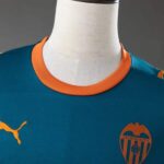 camiseta-valencia-segunda-equipacion-2026-2027-cuello camiseta-valencia-segunda-equipacion-2026-2027-cuello
