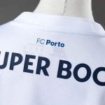 conjunto-niño-fc-porto-primera-equipacion-2026-2027-cuello-trasero conjunto-niño-fc-porto-primera-equipacion-2026-2027-cuello-trasero