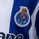 conjunto-niño-fc-porto-primera-equipacion-2026-2027-escudo conjunto-niño-fc-porto-primera-equipacion-2026-2027-escudo