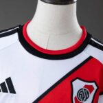conjunto-niño-river-plate-primera-equipacion-2026-2027-cuello conjunto-niño-river-plate-primera-equipacion-2026-2027-cuello