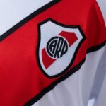 conjunto-niño-river-plate-primera-equipacion-2026-2027-escudo conjunto-niño-river-plate-primera-equipacion-2026-2027-escudo