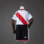 conjunto-niño-river-plate-primera-equipacion-2026-2027-parte-trasera conjunto-niño-river-plate-primera-equipacion-2026-2027-parte-trasera