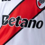 conjunto-niño-river-plate-primera-equipacion-2026-2027-pecho conjunto-niño-river-plate-primera-equipacion-2026-2027-pecho