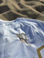 Detalle bordado R10 - camiseta Ravenna FC Ronaldinho Primer plano del bordado dorado R10 en el pecho de la camiseta Ravenna FC Ronaldinho