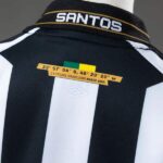 conjunto-niño-santos-fc-segunda-equipacion-2026-2027-dorsal conjunto-niño-santos-fc-segunda-equipacion-2026-2027-dorsal