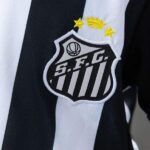 conjunto-niño-santos-fc-segunda-equipacion-2026-2027-escudo conjunto-niño-santos-fc-segunda-equipacion-2026-2027-escudo