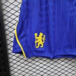 pantalon-corto-chelsea-version-jugador-2026-2027-escudo pantalon-corto-chelsea-version-jugador-2026-2027-escudo