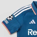 camiseta-como-primera-equipacion-2026-2027-puño
