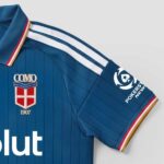 camiseta-como-primera-equipacion-2026-2027-puño-2