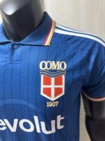 camiseta-como-primera-equipacion-version-jugador-2026-2027-escudo camiseta-como-primera-equipacion-version-jugador-2026-2027-escudo