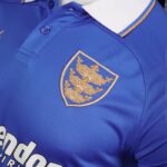 camiseta-hull-city-tercera-equipacion-2026-2027-escudo