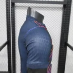 camiseta-tottenham-segunda-equipacion-version-jugador-2026-2027-puño-2