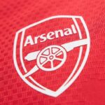 camiseta-arsenal-primera-equipacion-2026-2027-escudo