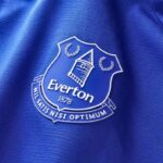 camiseta-everton-primera-equipacion-2026-2027-escudo
