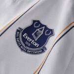 camiseta-everton-segunda-equipacion-2026-2027-escudo