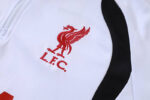 chandal-liverpool-cremallera-baja-blanc-negro-2026-2027-escudo